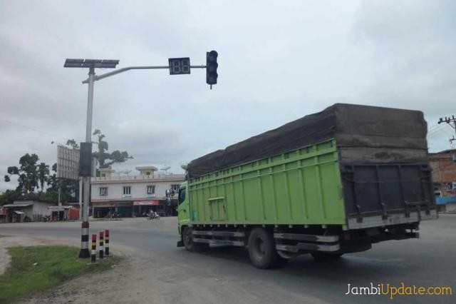 Slaah satu lampu merah di Kota Jambi. 