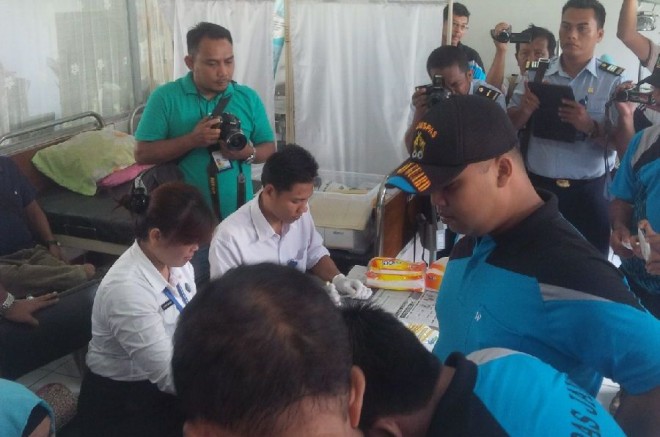 Tes urine di LP Kelas IIA Jambi. (F/DONI/JU)