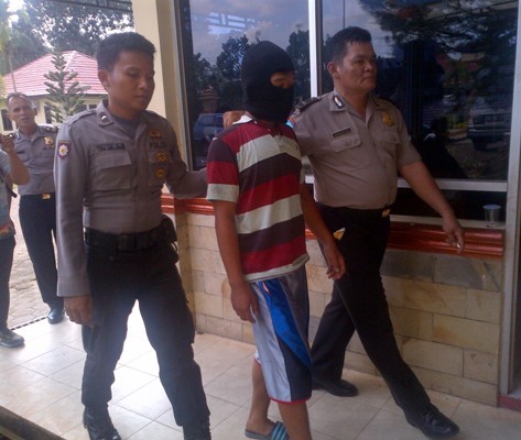 Tersangka Supriadi saat digelandang di Mapolres Muarojambi, Senin (11/4).