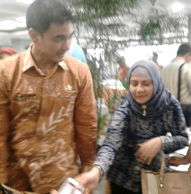 Zumi Zola melayani foto selfie peserta acara