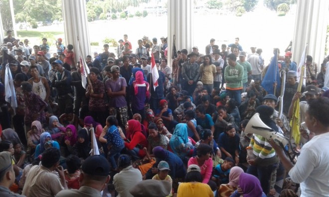 Salah satu aksi demo di kantor Gubernur Jambi siang ini (11/4). (FATHUL/JU)