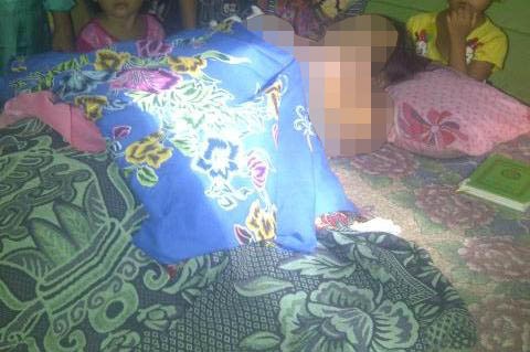 Korban Fitriana saat di rumah duka.