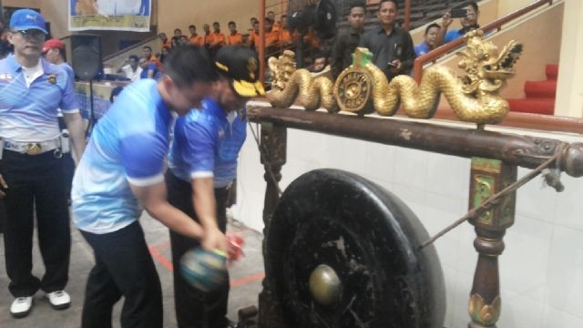Kapolda dan Gubernur Jambi memukul gong tanda dimulainya turnamen Volley Ball Kapolda Cup Selasa pagi (12/4)