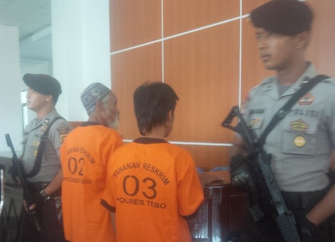 Dua tersangka kasus pembunuhan gajah di Tebo