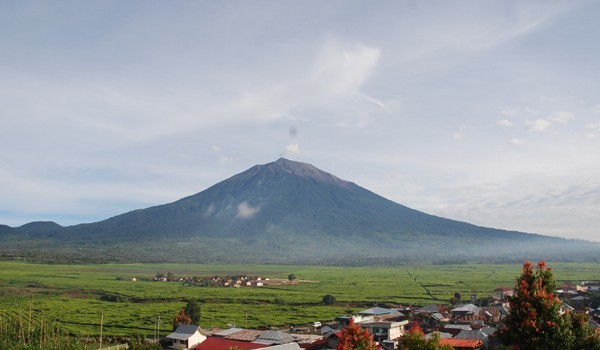 Penampakan Gunung Kerinci diambil dari kawasan Kebun Teh PTNP beberapa waktu lalu. (F/RIDWAN/JU)