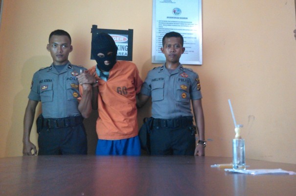 Tersangka Ucok dan barang bukti yang diamankan di Mapolres Merangin.