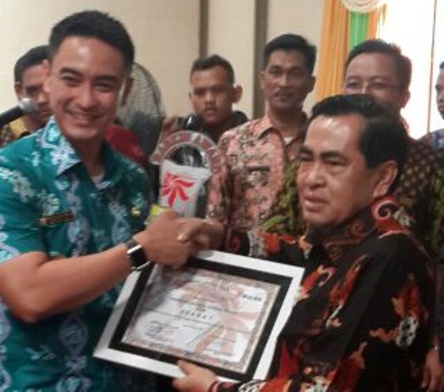 Zumi Zola saat menyerahkan penghargaan ke AJB