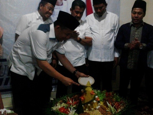 BBS Saat memotong tumpeng dalam kegiatan Deklarasi yang bertepatan dengan hari Ulang Tahunnya.