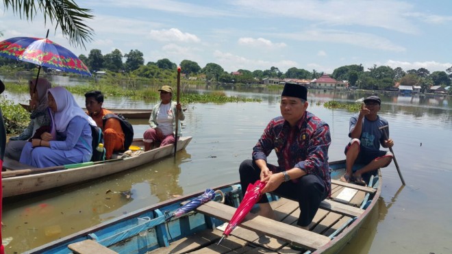 Wako Jambi SY Fasha sengaja menggunakan perahu menyeberangi Danau Sipin untuk melihat langsung kondisi danau sembari menggelar Safari Jumat