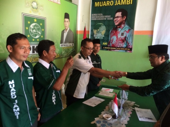 IW saat mengembalikan formulir di PKB Muaro Jambi