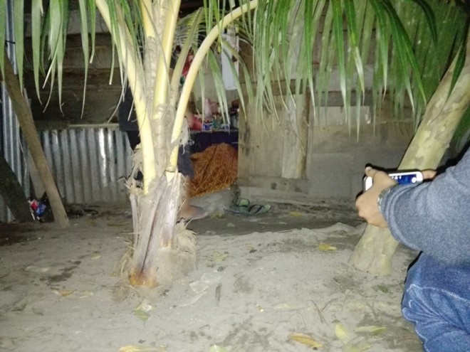 Mayat Sumarni terkapar di depan pintu belakang kediamannya di kawasan Jelutung