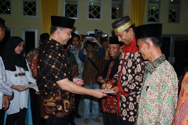 Wako Fasha menyerahkan buku rekening untuk salah satu ketua RT di Kota Jambi