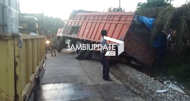Mobil yang terperosok di ruas jalan Bulian-Tembesi hingga siang ini (16/4) belum juga dievakuasi. Akibatnya, jalanan masih macet