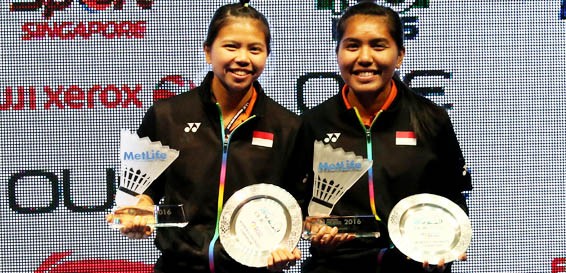 Greysia Polii/Nitya Krishinda Maheswari memamerkan tropi juara di Singapore Open Super Series, Minggu (17/4).