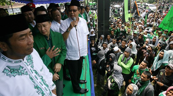 Ketua Umum PPP versi Muktamar Jakarta, Djan Faridz menemui ribuan anggota dan simpatisan PPP saat Rapat Akbar di Yogyakarta, Minggu (17/4).