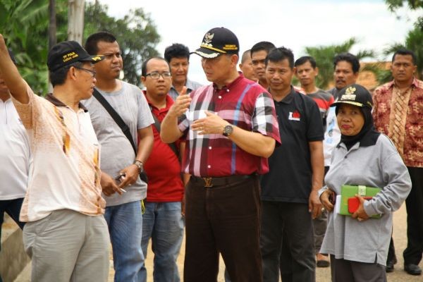 Walikota Jambi, H Syarif Fasha turun melakukan pemeriksaan fisik pekerjaan fasilitas umum di Kota Jambi.