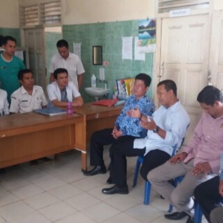 Bupati Tanjab Timur, Romi Hariyanto SE (baju putih di tengah) saat mengunjungi RSUD NH, Senin (18/4).