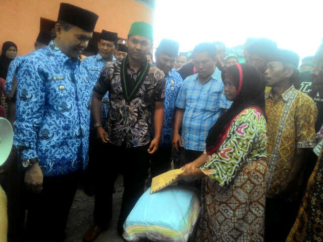 Bupati Kerinci Dr H Adirozal bersama dengan massa HMI Cabang Kerinci saat memberikan bantuan kepada korban kebakaran di Ambai Atas.