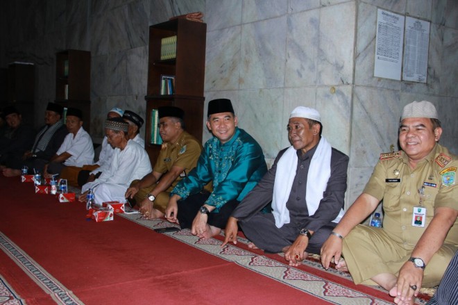 Walikota Jambi, Sy Fasha, saat menghadiri penringatan Israk Miraj di Mesjid Nurdin Hasanah Sipin. 