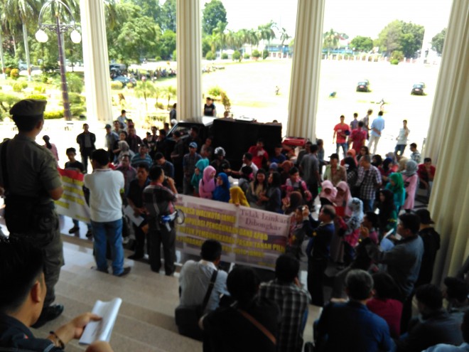 Demo pedagang di kantor Gubernur Jambi Selasa (19/4)