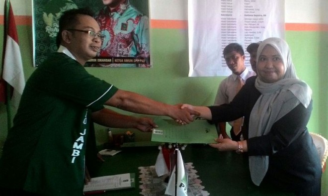 Masnah Busro Menyerahkan Berkas di PKB Muaro Jambi, Selasa (19/4).