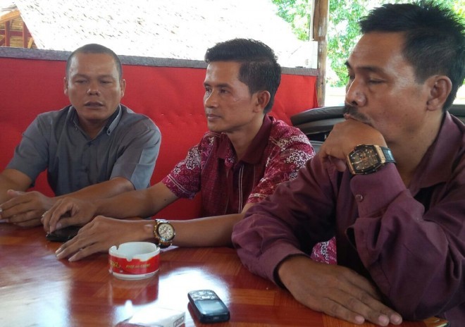 MJ (tengah) bersama Ketua DPC Gerindra Muaro Jambi Salman (kanan)