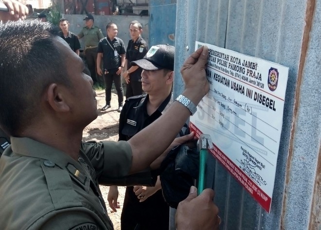Salah satu gudang yang disegel Pemkot Jambi beberapa hari lalu