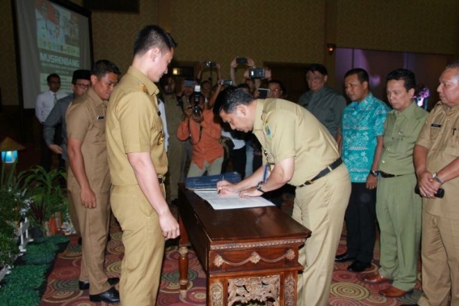 Gubernur Jambi Zumi Zola menyaksikan penandatanganan naskah oleh Walikota Jamb Sy Fasha