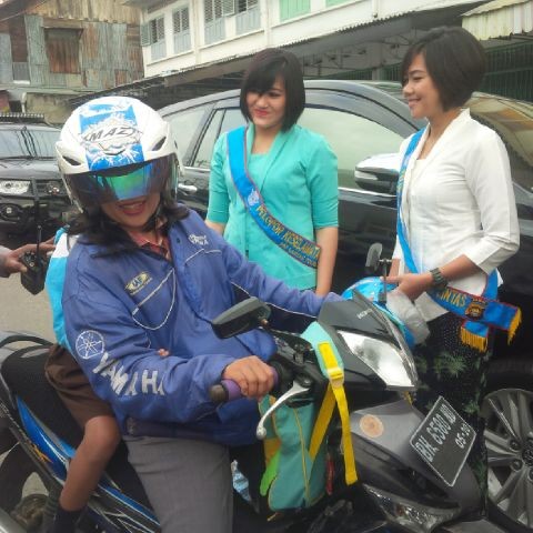 Polwan saat membagikan helm di simpang 4 Jelutung.