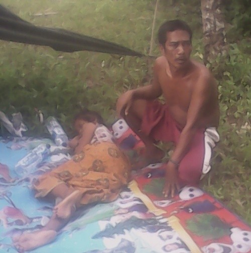 Keluarga Rini yang mendirikan tenda di depan kantor BKD Merangin.