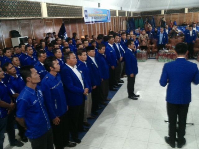 Zumi Zola saat melantik DPD PAN Sungaipenuh.