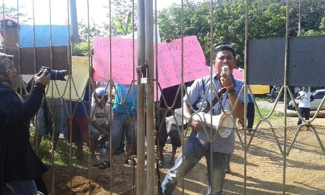 Demo tuntutan kenaikan upah yang dilakukan buruh PT SKU di Bungo.