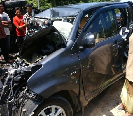 Mobil korban mengalami rusak berat usai kecelakaan maut di Tebo.