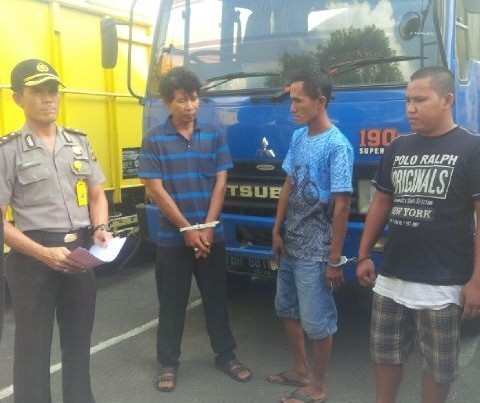 Tersangka dan barang bukti yang diamankan di Mapolda Jambi.