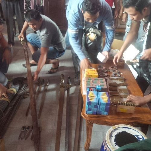 Barang bukti pedang dan amunisi yang diamankan dari rumah BS, Minggu (24/4).