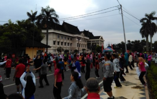 Aktivitas warga di kantor Gubernur Jambi.