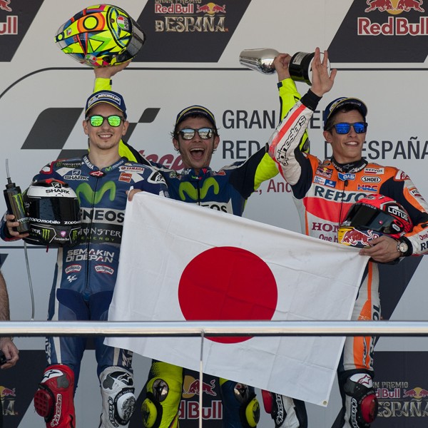 PODIUM JEREZ: Valentino Rossi (tengah), Jorge Lorenzo (kiri) dan Marc Marquez di podium MotoGP Spanyol di Jerez. Foto: AFP