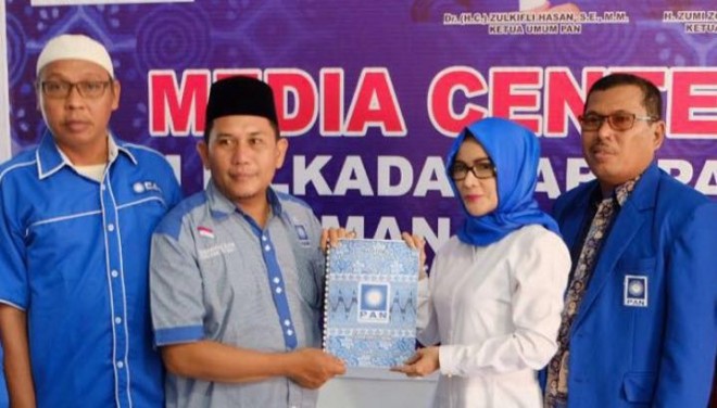 Eka Marlina saat mengembalikan formulir di DPD PAN Tebo