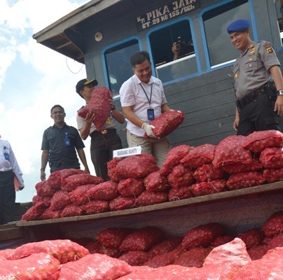 Barang bukti bawang merah ilegal yang diamankan anggota Ditpolair Polda Jambi.