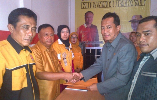 BBS mendaftar di penjaringan Cabup Muaro Jambi di Partai Hanura Sein (25/4). (ELLAN/JU)