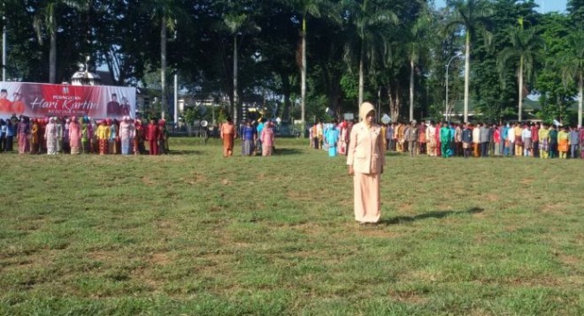 Upacara Hari Kartini di Pemkot Jambi pagi ini (25/4). (F/HAVIZ/JU)