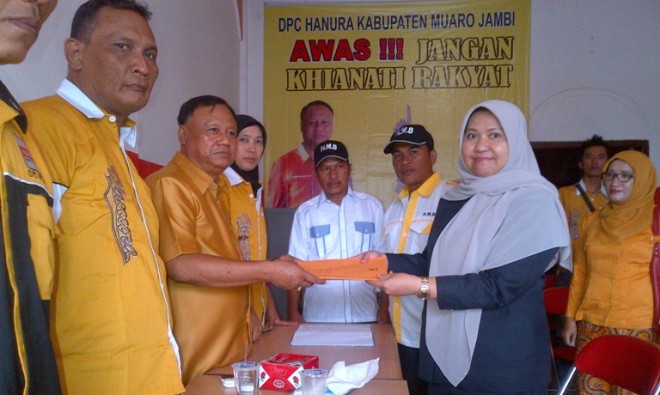 Masnah menyerahkan formulir pendaftaran ke Hanura Muaro Jambi Senin (25/4). (ELLAN/JE)
