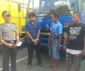 Tersangka dan barang bukti yang diamankan di Mapolda Jambi.