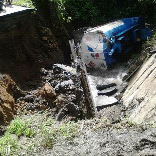 Ruas jalan Tapan-Sungaipenuh amblas