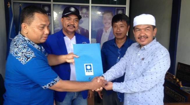 Tantowi Jauhari (TJ) mengembalikan formulir pendaftaran di PAN Sarolangun Senin (25/4). (ANDEZ/JU)