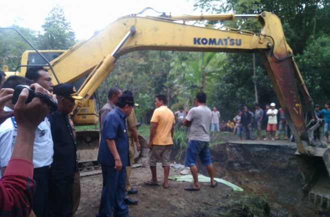Wako Sungai Penuh AJB meninjau ruas jalan Sungai Penuh-Tapan yang amblas Selasa (26/4)