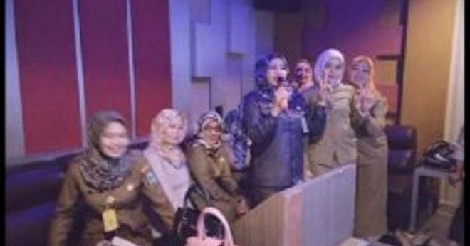 PNS Tebo berkaraoke di salah satu tempat di Bungo beberapa waktu lalu