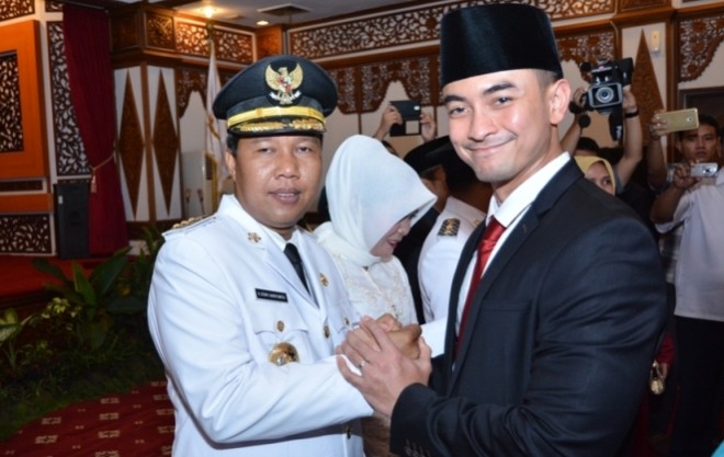 Bupati Tanjabtim Romi Haryanto dan Zumi Zola