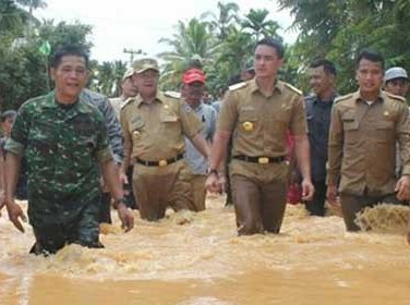 Gubernur Jambi, Zumi Zola saat memantau banjir yang terjadi di Sarolangun. 