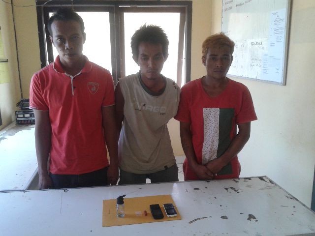 Tiga tersangkan yang diamankan Polsek Rantau Rasau
